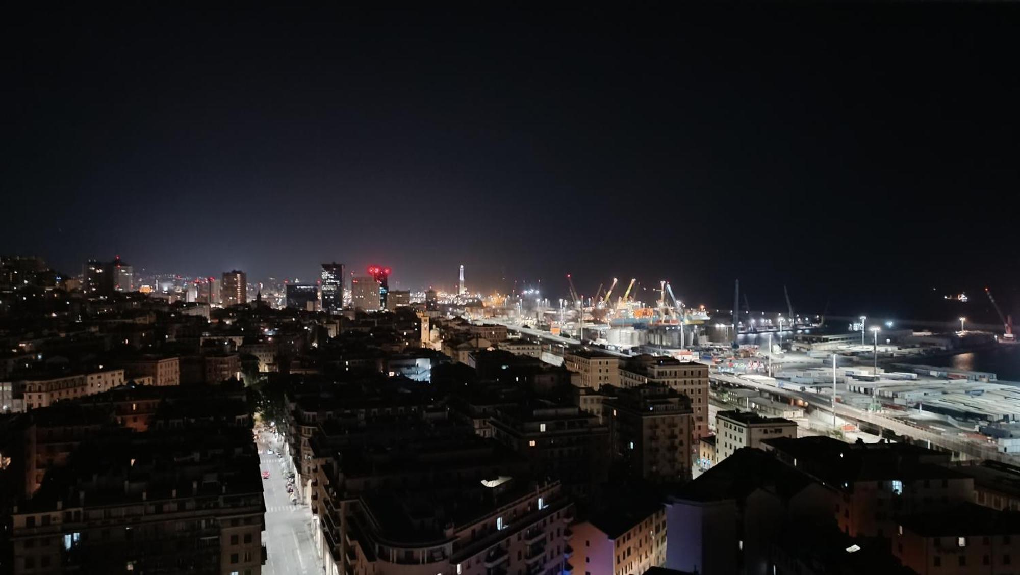 Attico Con Vista Su Genova Génova Exterior foto